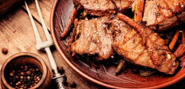 Sığır eti biftek havuç ve yeşil fasulye ihtiva eder. Uzun banner