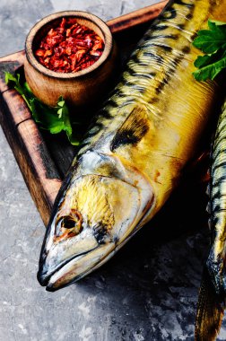 Mutfak tahtasındaki iştah açıcı füme balık.