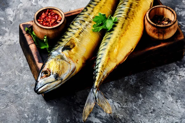 Apetyczna Ryba Wędzona Desce Kuchennej Makrela Wypatroszona — Zdjęcie stockowe