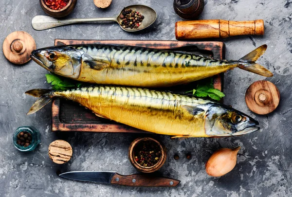 Appetitlich Geräucherter Fisch Auf Küchenbrett Geräucherte Makrelen Mediterrane Küche — Stockfoto