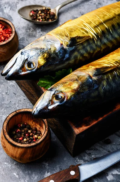 Wędzona Ryba Desce Kuchennej Makrela Makrela Śródziemnomorskie Jedzenie — Zdjęcie stockowe