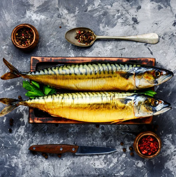 Appetitlich Geräucherter Fisch Auf Küchenbrett Geräucherte Makrele — Stockfoto