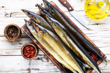 Mutfak gemide balık füme. Füme saury. Balık yemi