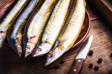 Mutfak tahtasındaki iştah açıcı füme balık. Saury. Baharatlı balık.