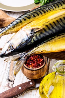 Mutfak güvertesinde füme balık. Uskumru. Akdeniz yemeği.