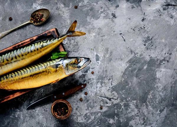 Geräucherter Fisch Auf Küchenbrett Geräucherte Makrelen Mediterranes Essen — Stockfoto