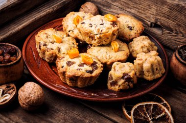 Kuru üzüm ve rustik ahşap masa üzerinde turuncu ile pişmiş çerezleri. Lezzetli kurabiyeler