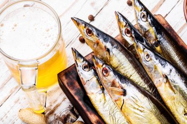 Mutfak gemide balık füme. Füme saury. Balık yemi