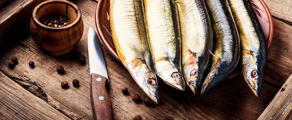 在厨房的木板上狼吞虎咽熏鱼熏鱼熏鱼熏鱼熏鱼 — 图库照片