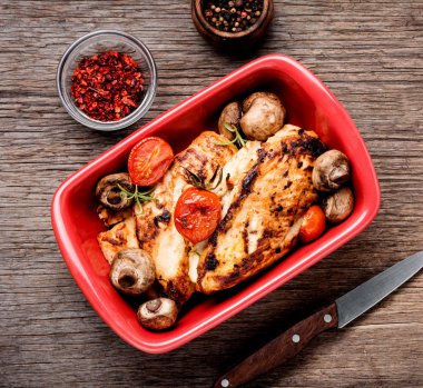 Fırında pişirilmiş mantarlı tavuk.