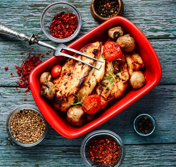 Gebackenes Huhn Mit Pilzen Einer Auflaufform — Stockfoto