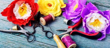 Renkli el yapımı kağıt çiçekler. Kağıt el sanatları ve araçları