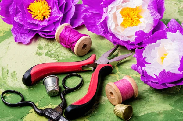 Bunte Handgeschöpfte Papierblumen Papierbasteln Und Werkzeuge — Stockfoto