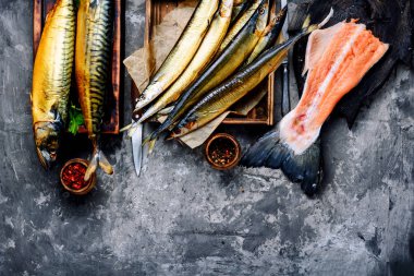 Mutfak gemide balık füme. Füme uskumru ve saury. Balık yemi