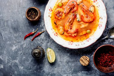 Deniz ürünleri karides, midye ve balık çorbası