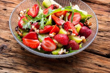 Çilek, roka ve kivi ahşap masa üzerinde salatası