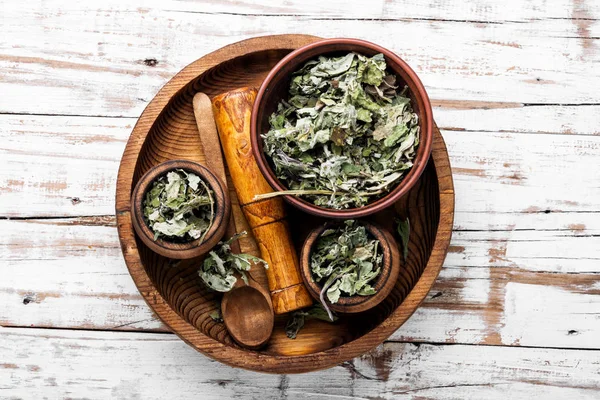 Hojas Secas Pie Potro Sobre Fondo Madera Tussilago Farfara Herbal —  Fotos de Stock