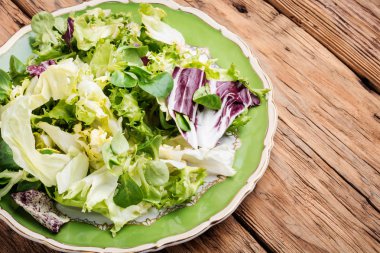 Taze salata tabağı ve karışık yeşiller. Yeşil yemek.