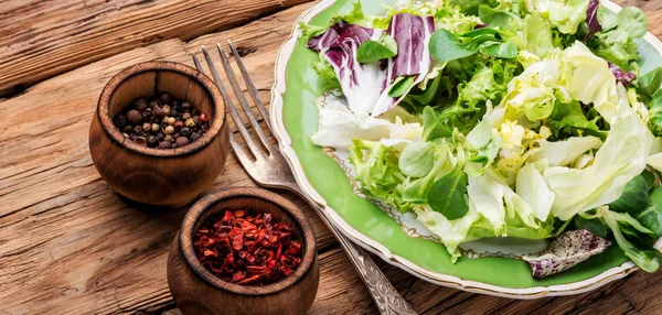 Prato Salada Fresca Com Verde Misturado Conceito Dieta — Fotografia de Stock