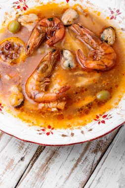 Deniz ürünleri karides, midye ve balık çorbası. İtalyan deniz mahsulleri çorbası