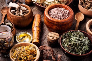 Çeşitli doğal tıbbi otlar. Homeopati ve alternatif tıp