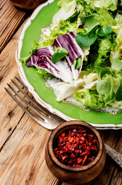 Čerstvý Salátový Talíř Smíšenou Zeleninou Zelená Moučka — Stock fotografie