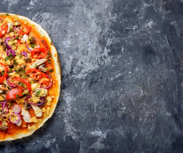 Färsk Pizza Med Kött Tomater Och Champinjoner Traditionell Napolitansk Pizza — Stockfoto