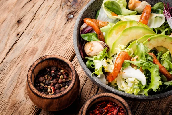 Eski Ahşap Masa Üzerinde Deniz Ürünleri Salatası Diyet Karides Midye — Stok fotoğraf