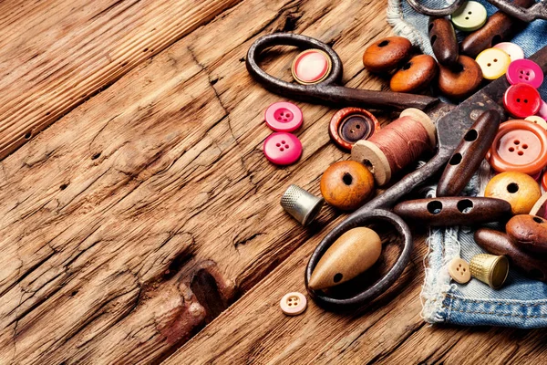 Nähwerkzeuge Und Nähset Auf Texturiertem Holz Background Sewing Kit — Stockfoto