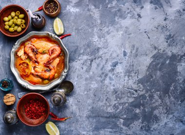 Deniz ürünleri karides, midye ve balık çorbası. Sıcak su ürünleri balık çorbası