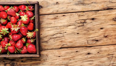 Yığın kutusunda rustik ahşap zemin üzerine taze çilek