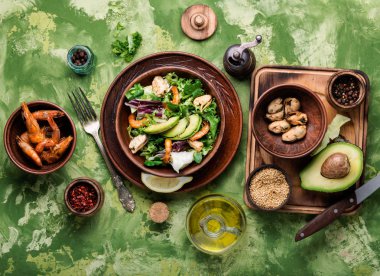 Karides, midye ve avokado salata karışımı. Taze deniz ürünleri yemek tarifi