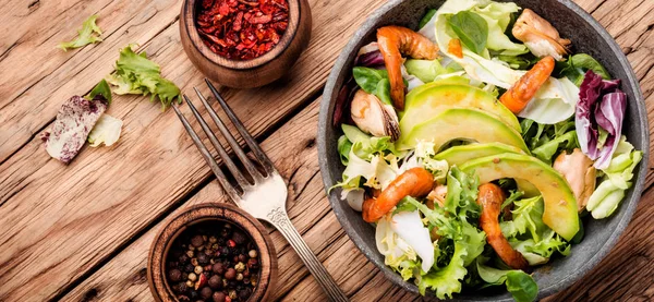 Mélange Salade Aux Crevettes Moule Sur Une Vieille Table Bois — Photo