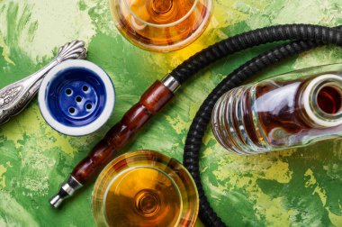 Alkol tadı olan doğu nargilesi. Nargile ve konyak.