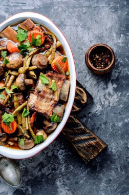 Burgundy veya Beef Bourguignon.Fransız mutfağında yahni pişirme