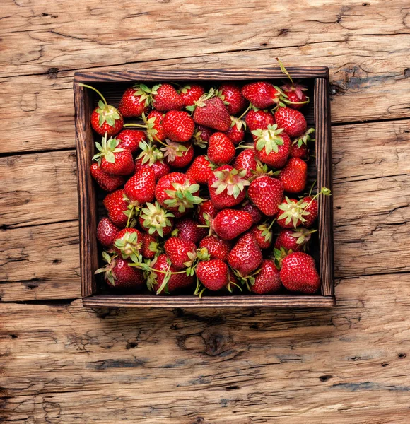 木製の箱に 新鮮なイチゴ Strawberry Juice ストロベリー — ストック写真