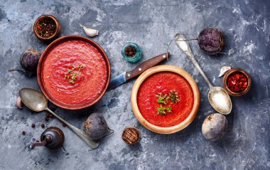 Pancar kremalı çorba kase. Geleneksel Ukraynalı Rus Polonyalı pancar çorbası.