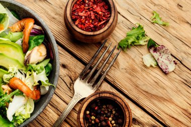Diyet taze deniz ürünleri salatası. Yeşil salata karides, midye ve avokado ile