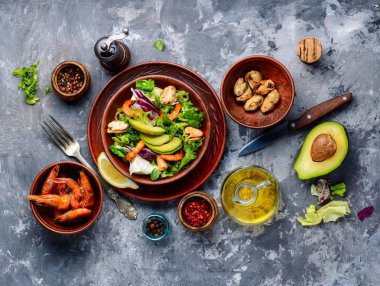 Karides, midye ve avokado salata karışımı
