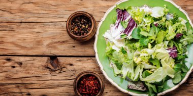 Taze salata tabağı ve karışık yeşiller. Yeşil yemek.