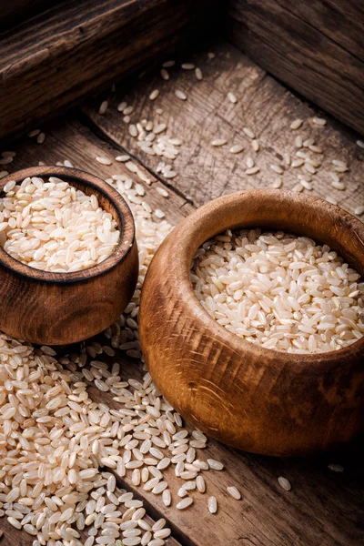 Houten schaal met rijst — Stockfoto