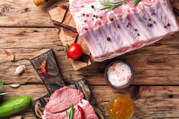 Carne cruda sobre tabla de madera — Foto de Stock