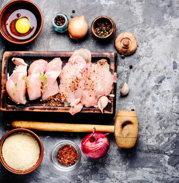 Stücke rohes Huhn mit Gewürzen — Stockfoto