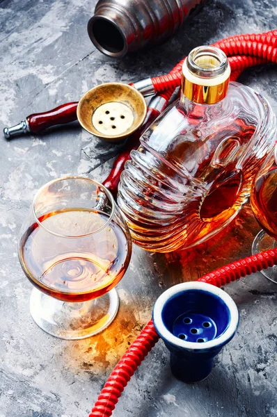 Wasserpfeife mit Cognac-Geschmack rauchen — Stockfoto