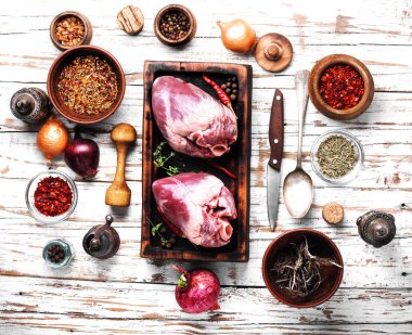 Çiğ domuz eti kalp