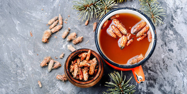 Чашка свежего травяного чая
