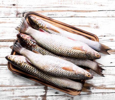 Baharat ile çiğ balık