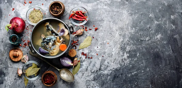 Sopa de peixe na panela de metal — Fotografia de Stock