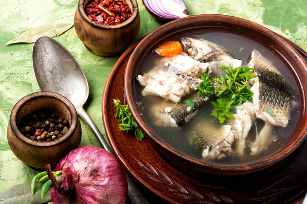 Рыбный суп в тарелке — стоковое фото