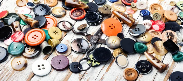 Различные швейные кнопки и нитки — стоковое фото